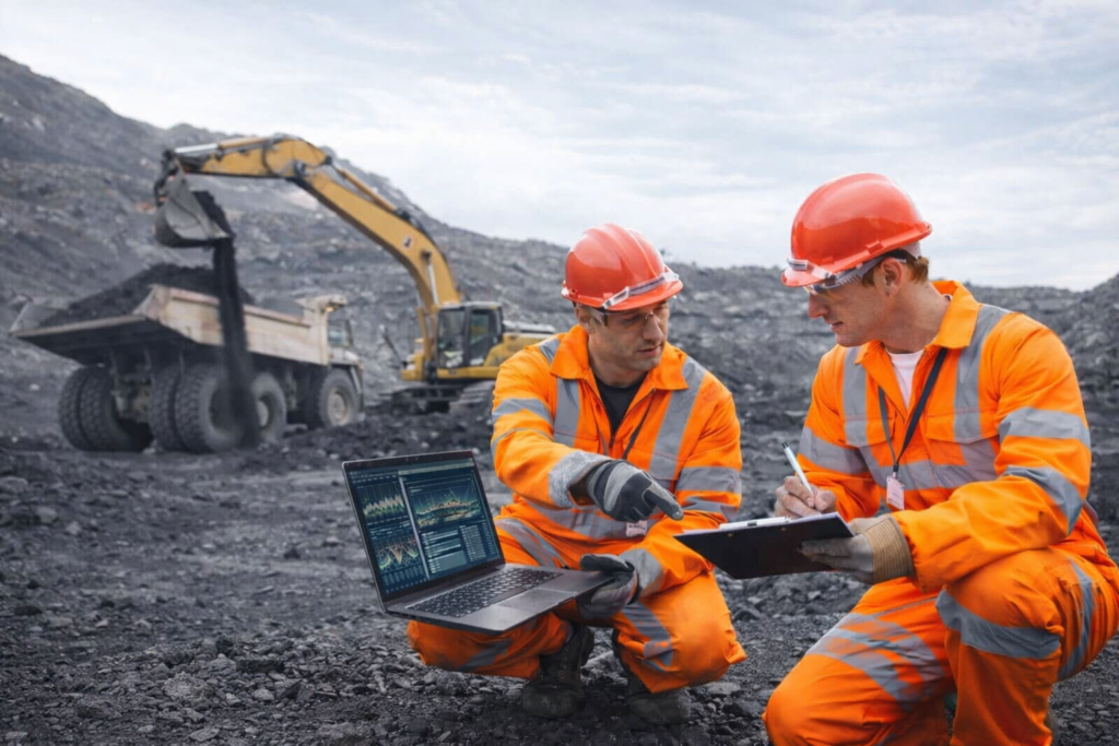 Equipo técnico realizando diagnóstico en terreno minero con tablet de análisis de procesos.