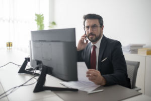 Ingeniero revisando informe técnico de consultora minera especializada.